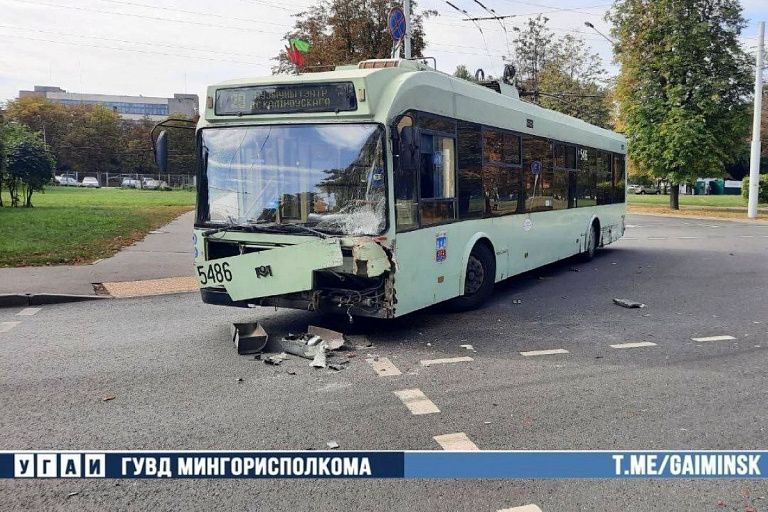 На красный и по встречке: в Минске машина протаранила троллейбус На красный и по встречке: в Минске машина протаранила троллейбус
