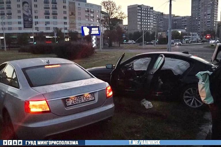 В Минске пьяный водитель Audi на скорости влетел в BMW на кольце – видео В Минске пьяный водитель Audi на скорости влетел в BMW на кольце – видео