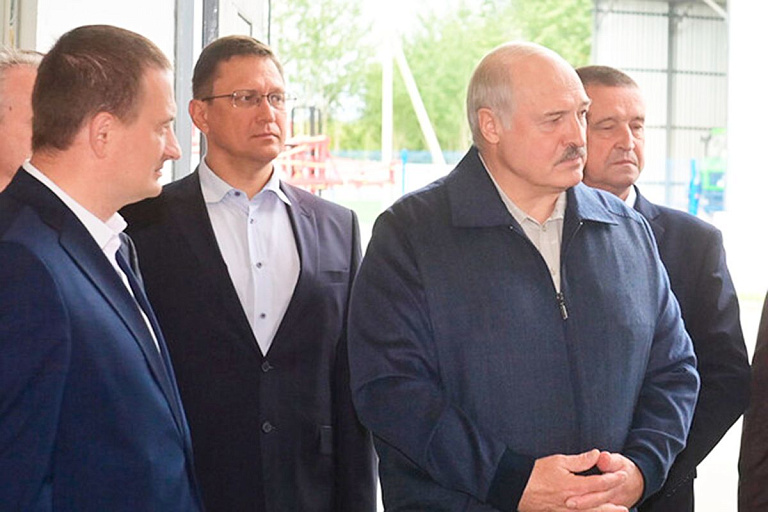 Лукашенко посоветовал властям Сербии не пытаться усидеть на трех стульях Лукашенко посоветовал властям Сербии не пытаться усидеть на трех стульях