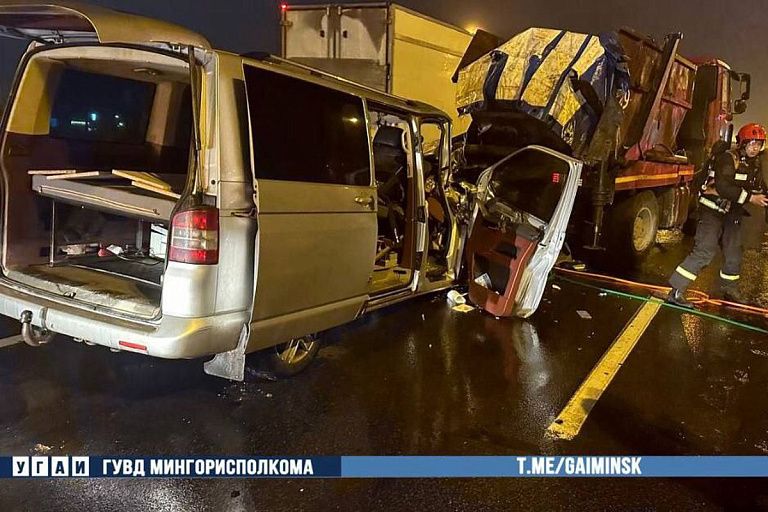 Жесткое ДТП на МКАД: микроавтобус врезался в грузовик, есть пострадавшие Жесткое ДТП на МКАД: микроавтобус врезался в грузовик, есть пострадавшие