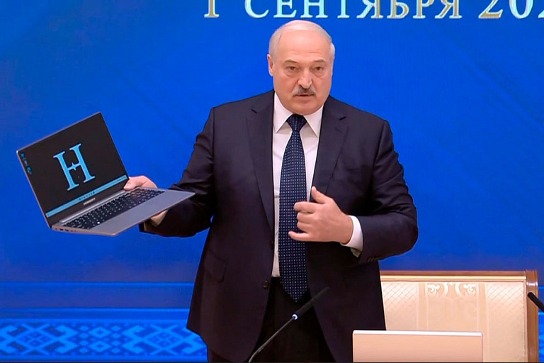 Лукашенко показал первый белорусский компьютер – это Horizont Лукашенко показал первый белорусский компьютер – это Horizont