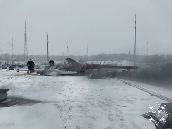 Подземный резервуар с нефтью горит под Полоцком – видео Подземный резервуар с нефтью горит под Полоцком – видео