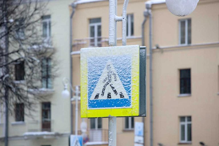 В Глубоком установили проектор на пешеходный переход: выглядит футуристично В Глубоком установили проектор на пешеходный переход: выглядит футуристично