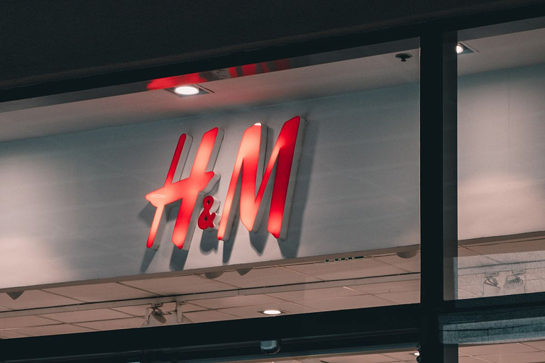 На прощание: посмотрите, какие очереди выстроились у H&M в Минске и Гродно На прощание: посмотрите, какие очереди выстроились у H&M в Минске и Гродно