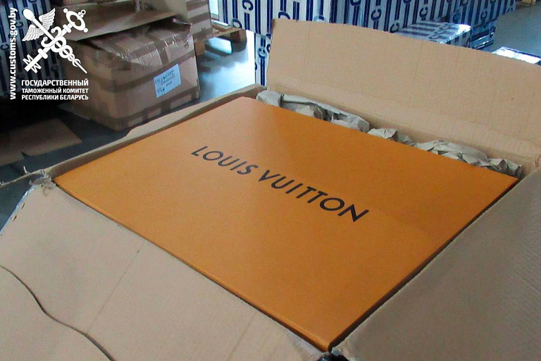 Louis Vuitton и Baldinini: таможенники задержали партию брендовой одежды Louis Vuitton и Baldinini: таможенники задержали партию брендовой одежды