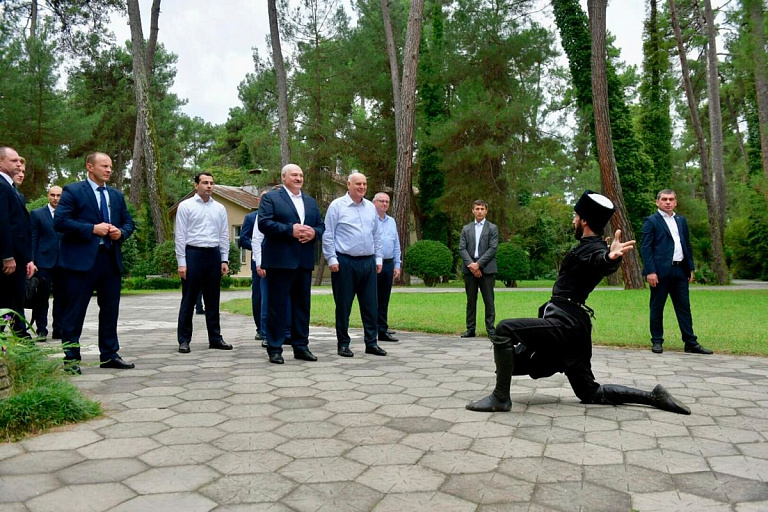 Грузинский премьер осудил визит Лукашенко в Абхазию Грузинский премьер осудил визит Лукашенко в Абхазию