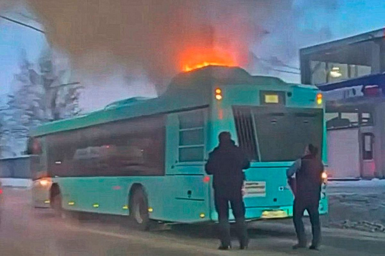 В Санкт-Петербурге снова загорелся автобус МАЗ В Санкт-Петербурге снова загорелся автобус МАЗ