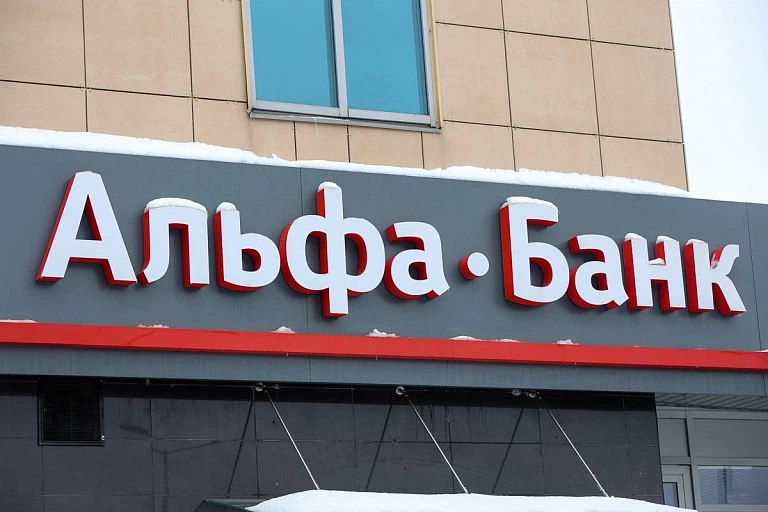 Альфа-Банк вводит комиссию за хранение евро и доллара, но есть условие Альфа-Банк вводит комиссию за хранение евро и доллара, но есть условие