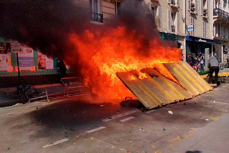 Полиция в Париже применила слезоточивый газ против демонстрантов Полиция в Париже применила слезоточивый газ против демонстрантов