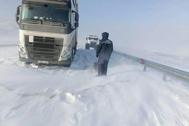 Не опять, а снова: белорусы застряли на дорогах Казахстана из-за метели Не опять, а снова: белорусы застряли на дорогах Казахстана из-за метели