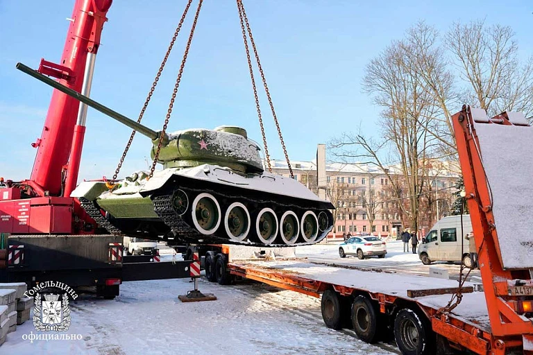 Из центра Гомеля убрали танк – он простоял там больше полувека Из центра Гомеля убрали танк – он простоял там больше полувека