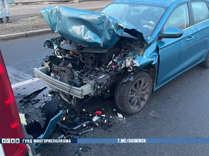 Пьяный водитель влетел в пассажирский микроавтобус: легковушка в хлам