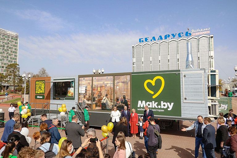 Возле универмага "Беларусь" заработал первый мобильный ресторан от Mak.by Возле универмага "Беларусь" заработал первый мобильный ресторан от Mak.by