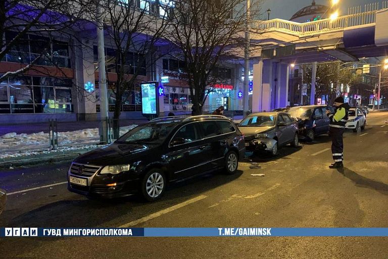 Водителя зажало между авто: на Немиге произошло двойное ДТП Водителя зажало между авто: на Немиге произошло двойное ДТП
