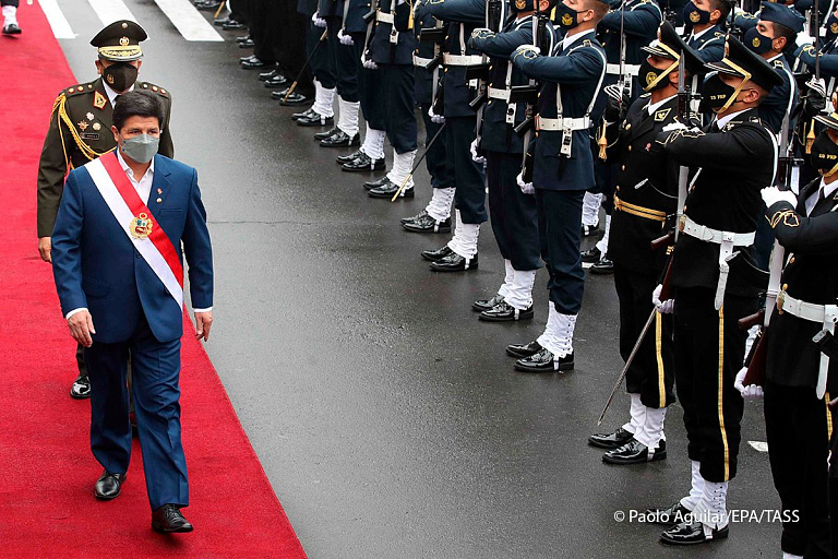 Президента Перу задержали после решения парламента об его импичменте Президента Перу задержали после решения парламента об его импичменте