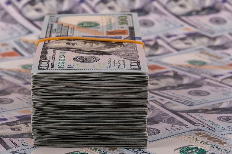 Доллар продолжает дешеветь на первых летних торгах Доллар продолжает дешеветь на первых летних торгах