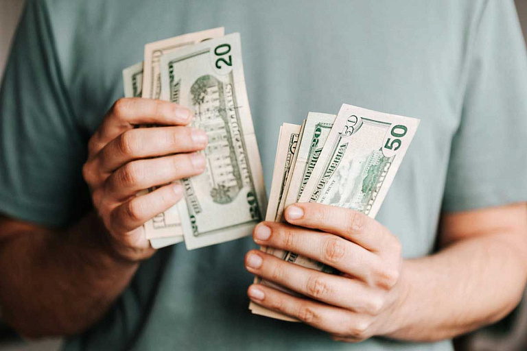 Белорусы в июне продали валюты больше, чем купили Белорусы в июне продали валюты больше, чем купили