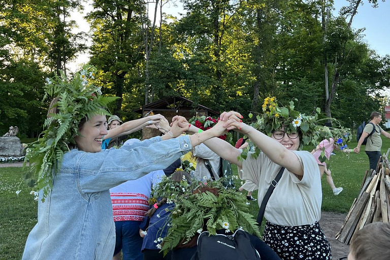 С двухметровым угощением, венками и хороводами: как встречали Купалье в Суле С двухметровым угощением, венками и хороводами: как встречали Купалье в Суле