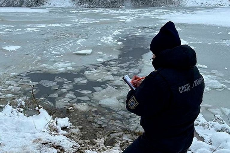 В Витебске двое мужчин провалились под лед В Витебске двое мужчин провалились под лед