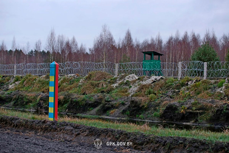 Украинские военные продолжают минировать сопредельную с Беларусью территорию Украинские военные продолжают минировать сопредельную с Беларусью территорию