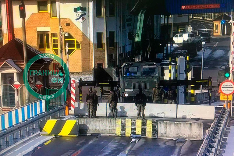 Польша начала установку заграждений в "Бобровниках" Польша начала установку заграждений в "Бобровниках"