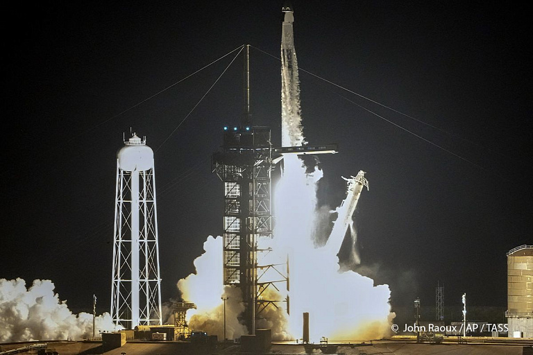 SpaceX отправила в космос первых туристов – видео SpaceX отправила в космос первых туристов – видео