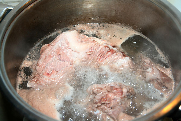 Нужно ли убирать пену при варке мяса – повара дали окончательный ответ Нужно ли убирать пену при варке мяса – повара дали окончательный ответ