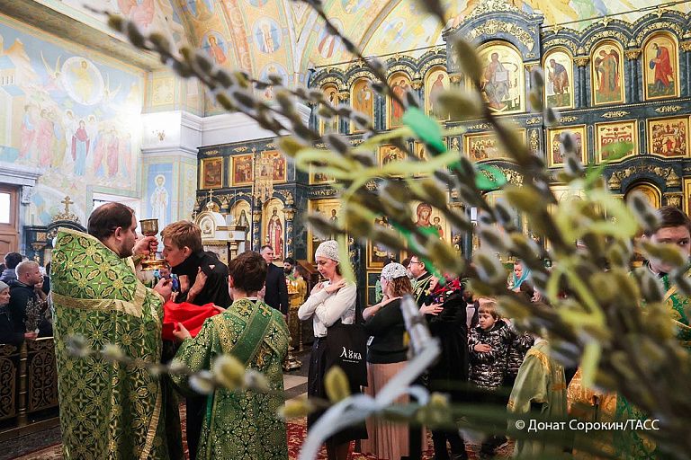 Православные верующие отмечают Вербное воскресенье Православные верующие отмечают Вербное воскресенье