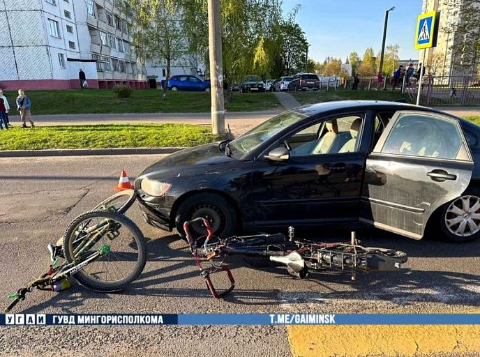 На пешеходном переходе легковой автомобиль Volvo сбил двух велосипедистов На пешеходном переходе легковой автомобиль Volvo сбил двух велосипедистов