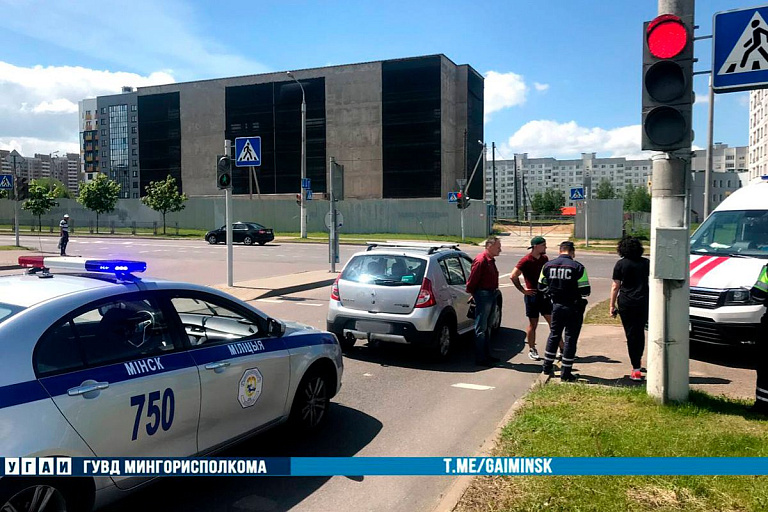 Подросток в Минске попал под машину после попытки перебежать дорогу Подросток в Минске попал под машину после попытки перебежать дорогу