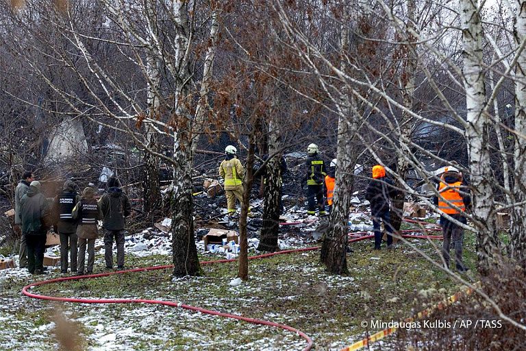 Под Вильнюсом рядом с жилым домом упал самолет – член экипажа погиб Под Вильнюсом рядом с жилым домом упал самолет – член экипажа погиб