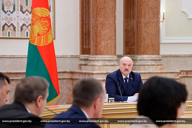"Перенес на ногах": Лукашенко снова прокомментировал слухи о своем здоровье "Перенес на ногах": Лукашенко снова прокомментировал слухи о своем здоровье