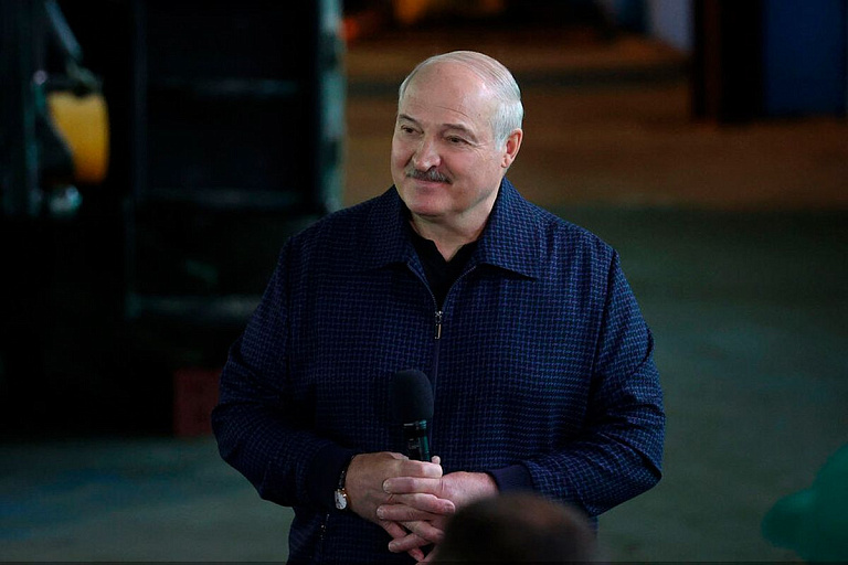 Лукашенко подарили сало "на горохе" – президент обещал попробовать Лукашенко подарили сало "на горохе" – президент обещал попробовать