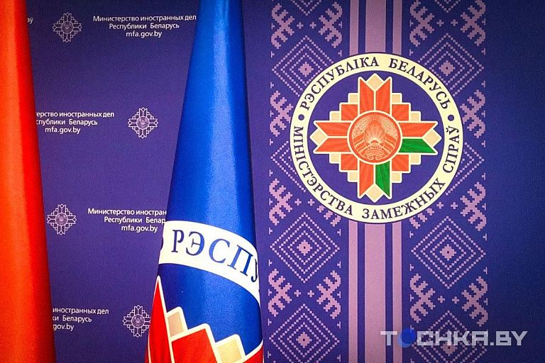 "Сильно переживать не стоит": что о мятеже говорят белорусские дипломаты в РФ "Сильно переживать не стоит": что о мятеже говорят белорусские дипломаты в РФ