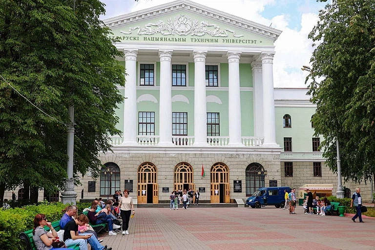 Студенты всех вузов Беларуси будут изучать основы ИИ Студенты всех вузов Беларуси будут изучать основы ИИ