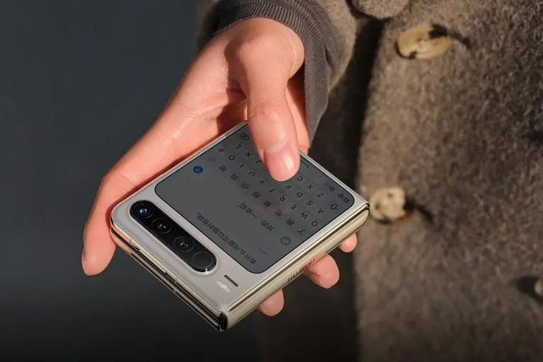 Huawei представил почти квадратную раскладушку: в чем ее прелесть Huawei представил почти квадратную раскладушку: в чем ее прелесть