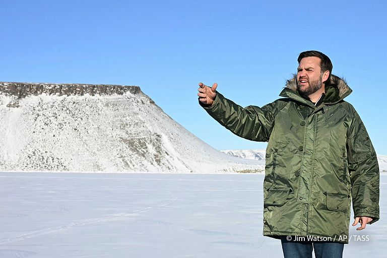 Вице-президент США на три часа прилетел в Гренландию – на острове скандал Вице-президент США на три часа прилетел в Гренландию – на острове скандал