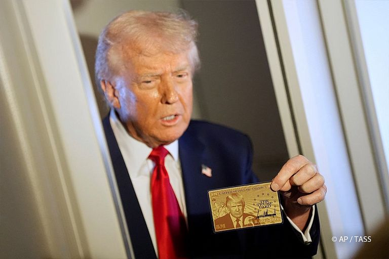 Трамп показал журналистам $5 млн – посмотрите и вы Трамп показал журналистам $5 млн – посмотрите и вы