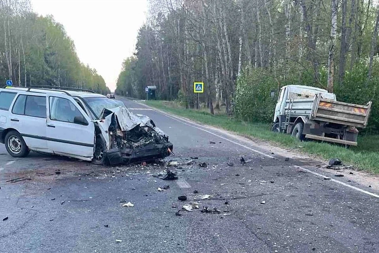 МАЗ не уступил дорогу и снес легковушку – есть пострадавшие МАЗ не уступил дорогу и снес легковушку – есть пострадавшие