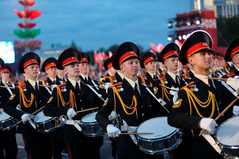 Танки, самолеты, театрализованное шоу: как прошел парад Победы в Минске Танки, самолеты, театрализованное шоу: как прошел парад Победы в Минске