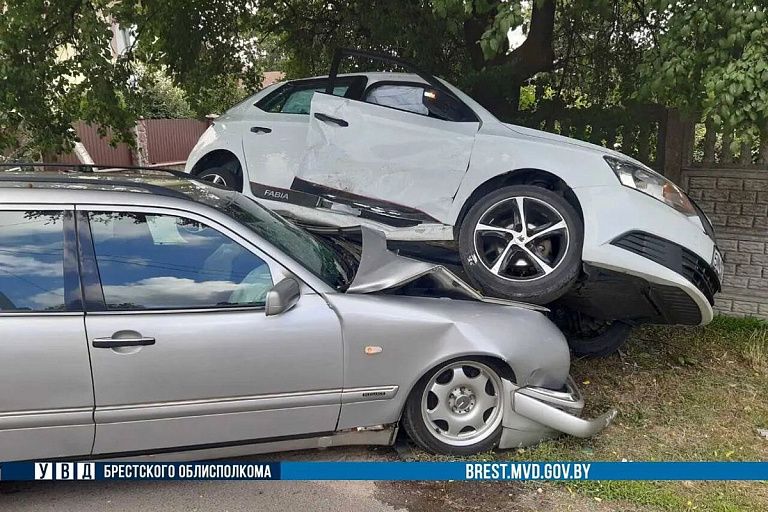 Skoda залетела на Mercedes: в Кобрине произошло ДТП Skoda залетела на Mercedes: в Кобрине произошло ДТП