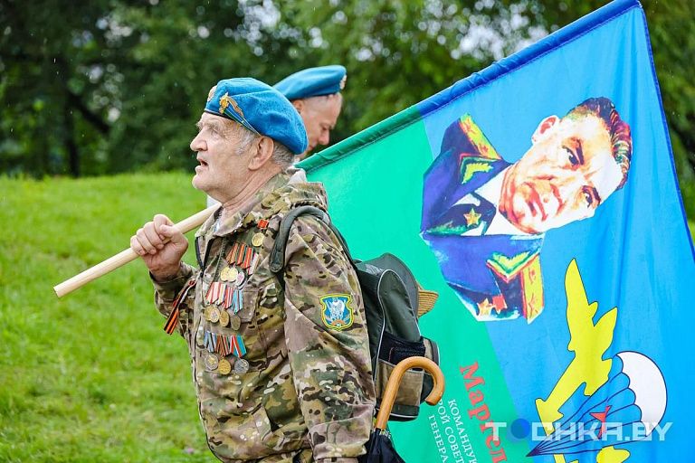 В центре Минска сотни людей отмечают День ВДВ В центре Минска сотни людей отмечают День ВДВ