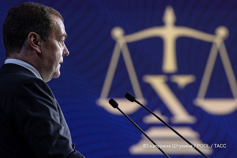 "Первый пошел": Медведев прокомментировал отставку Джонсона "Первый пошел": Медведев прокомментировал отставку Джонсона