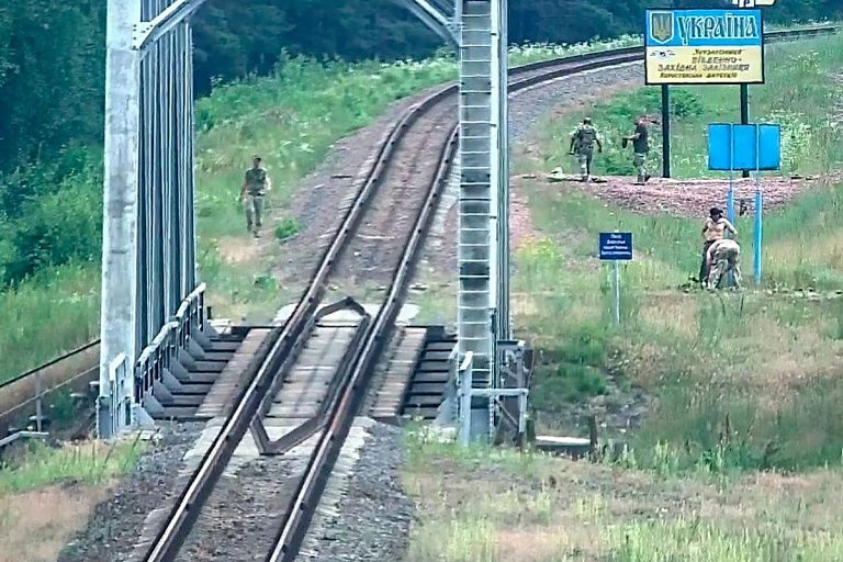 Как украинские военные минируют границу с Беларусью – видео Как украинские военные минируют границу с Беларусью – видео