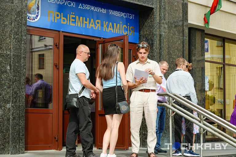 Лукашенко призвал закончить "всякие вакханалии" во вступительной кампании Лукашенко призвал закончить "всякие вакханалии" во вступительной кампании